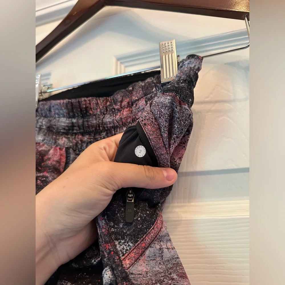 Lululemon Hotty Hot Short II *2.5" Azurite Poppy Coral Multi / Black Size 2 - Picture 6 of 7